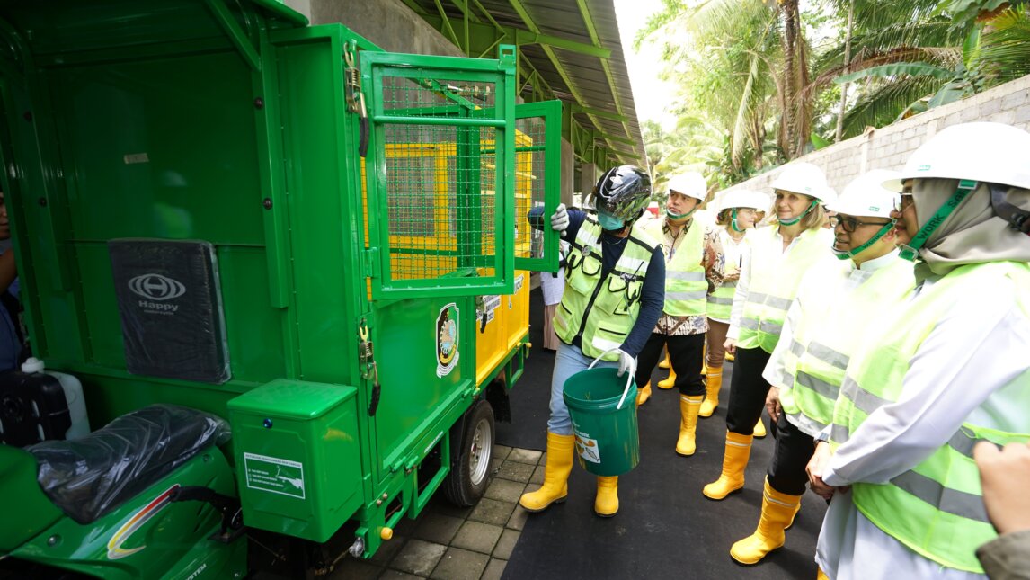 Mitarbeiter bei der Abfallentsorgung und Fahrzeug