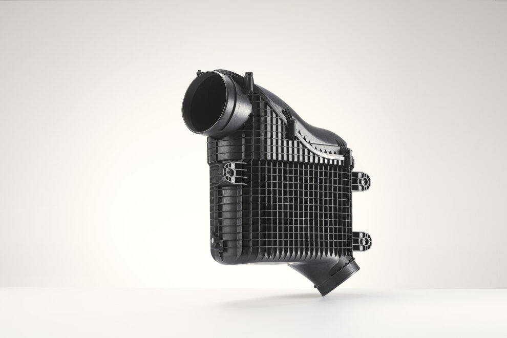 Mobility e-Powertrain & Under the Bonnet - Daimler Actros truck air filter