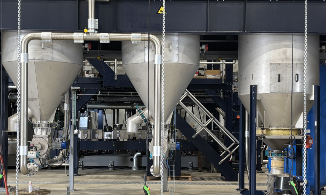 Foto: De nieuwe menglijn combineert gerecycleerde en nieuwe polyolefinen tot harde polypropyleen- en polyethyleenverbindingen.